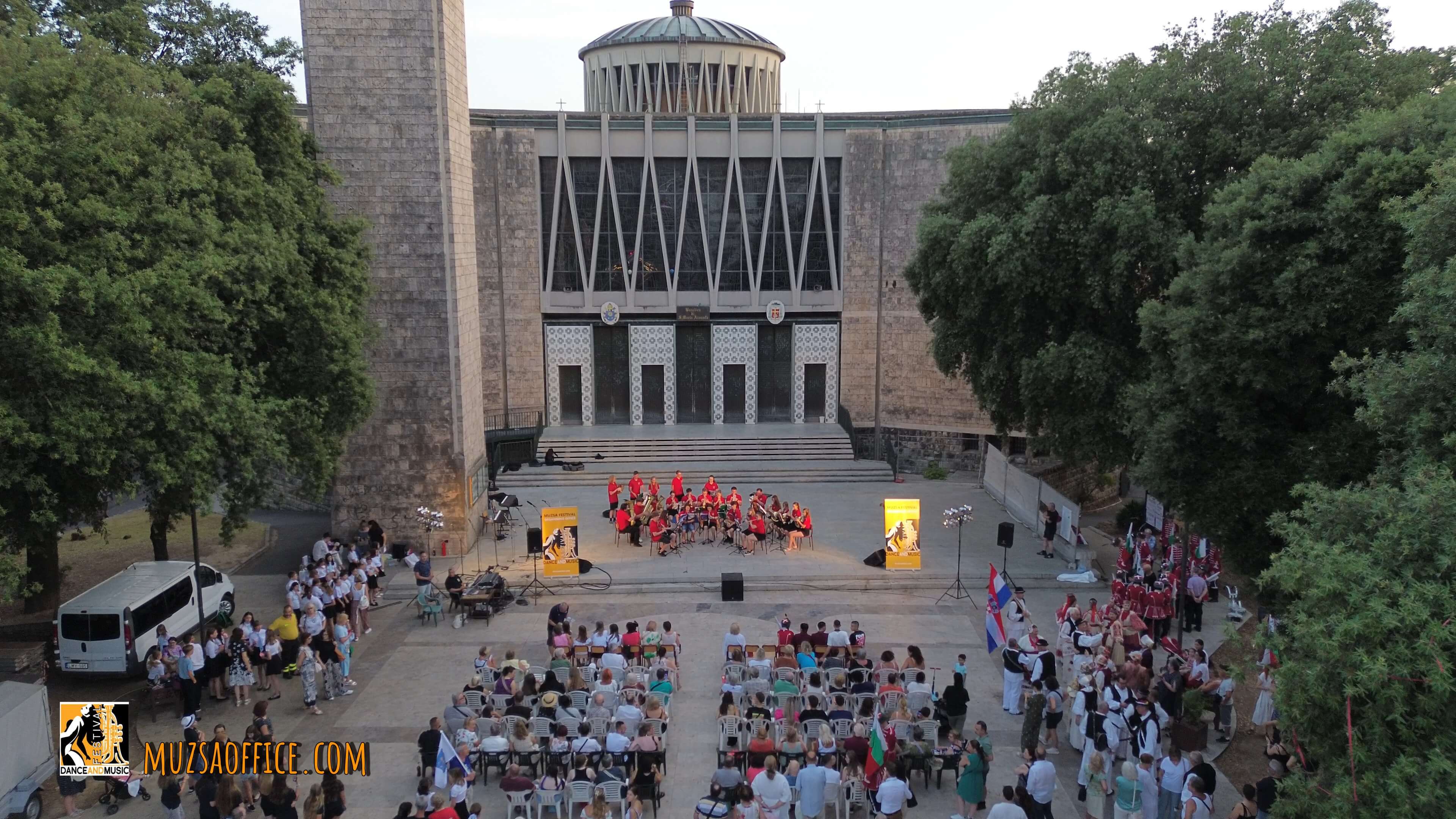 Traditional costumes at the Montecatini festival.